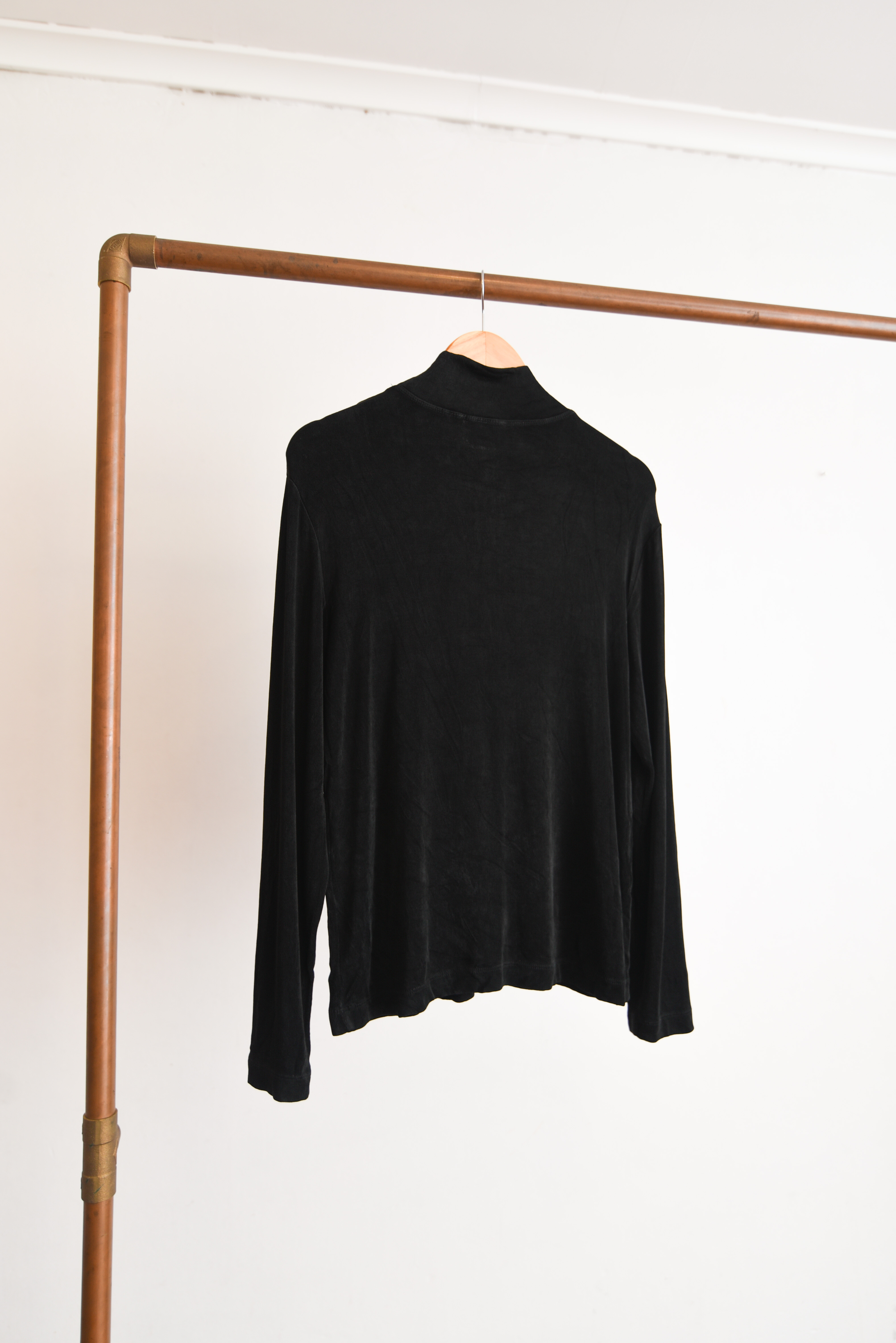 Top cuello alto acetato negro