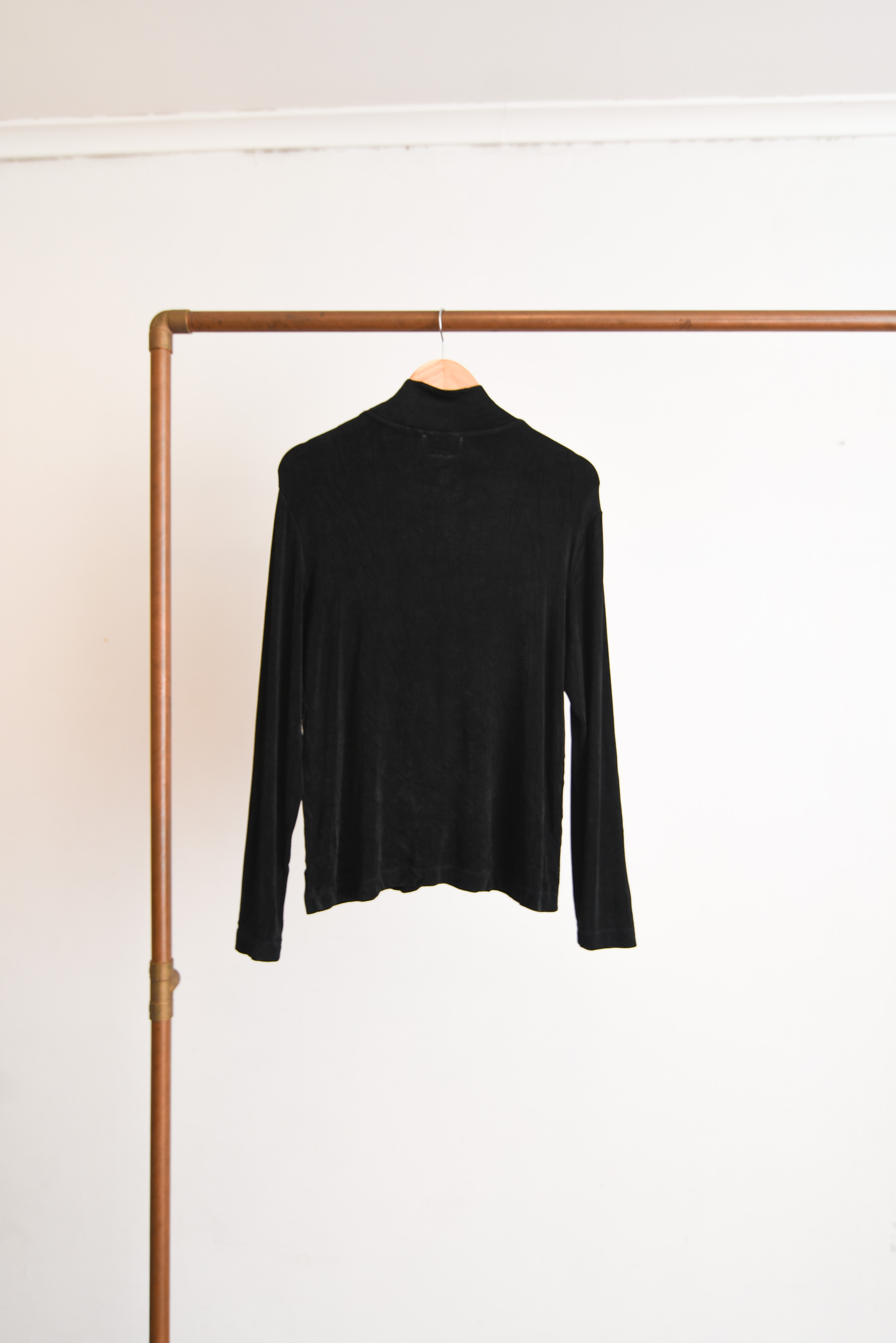 Top cuello alto acetato negro