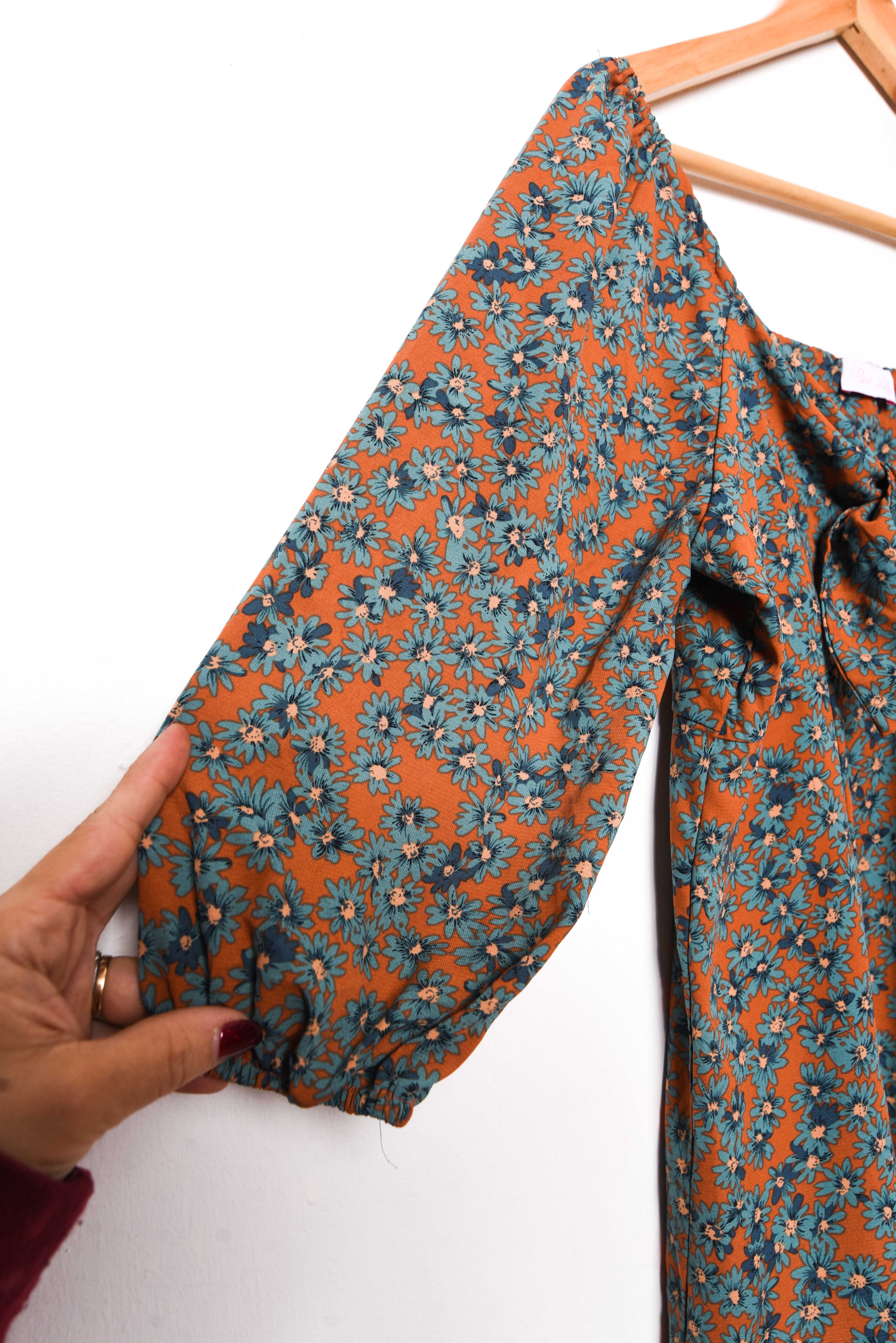 Vestido granate floral nudo