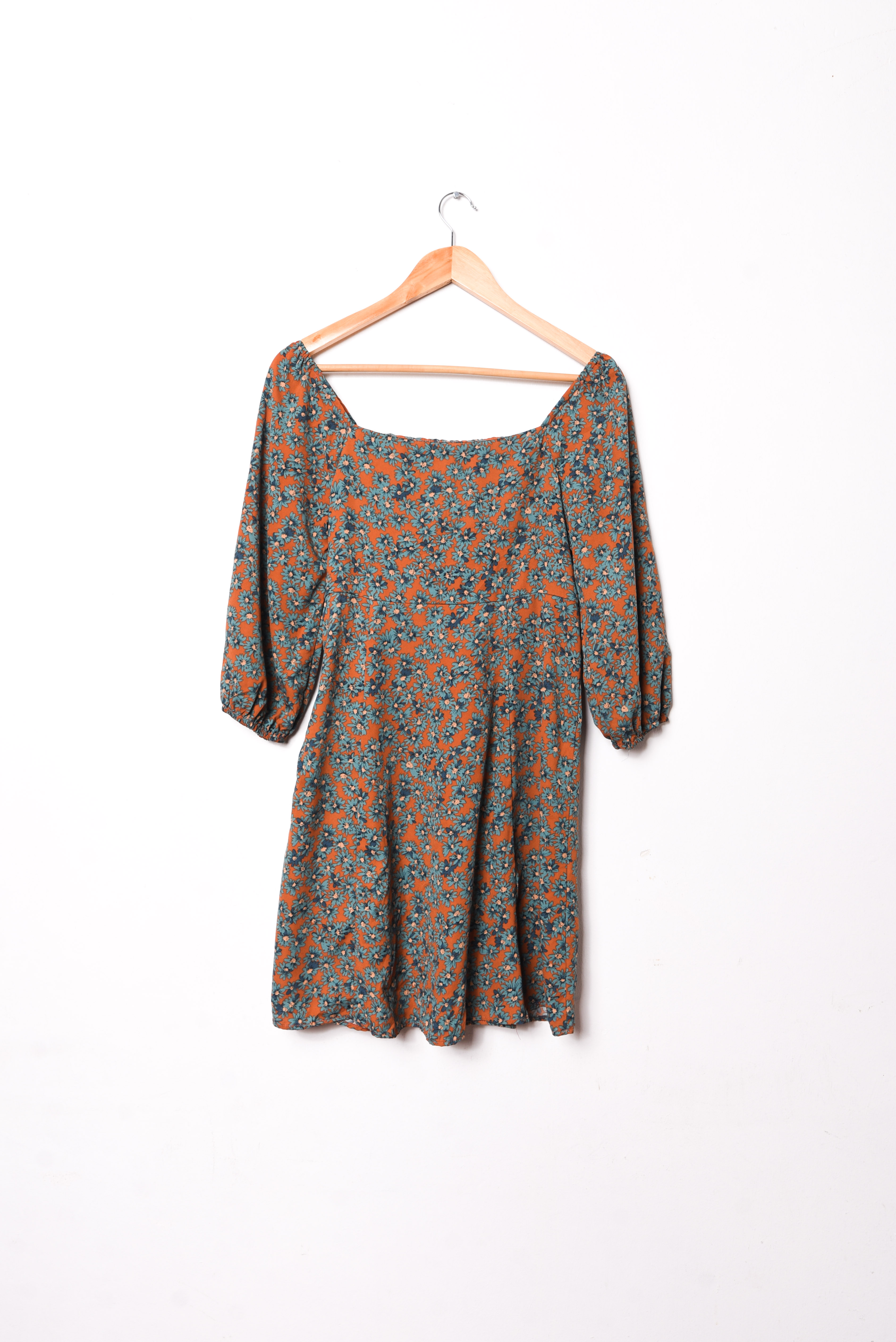 Vestido granate floral nudo