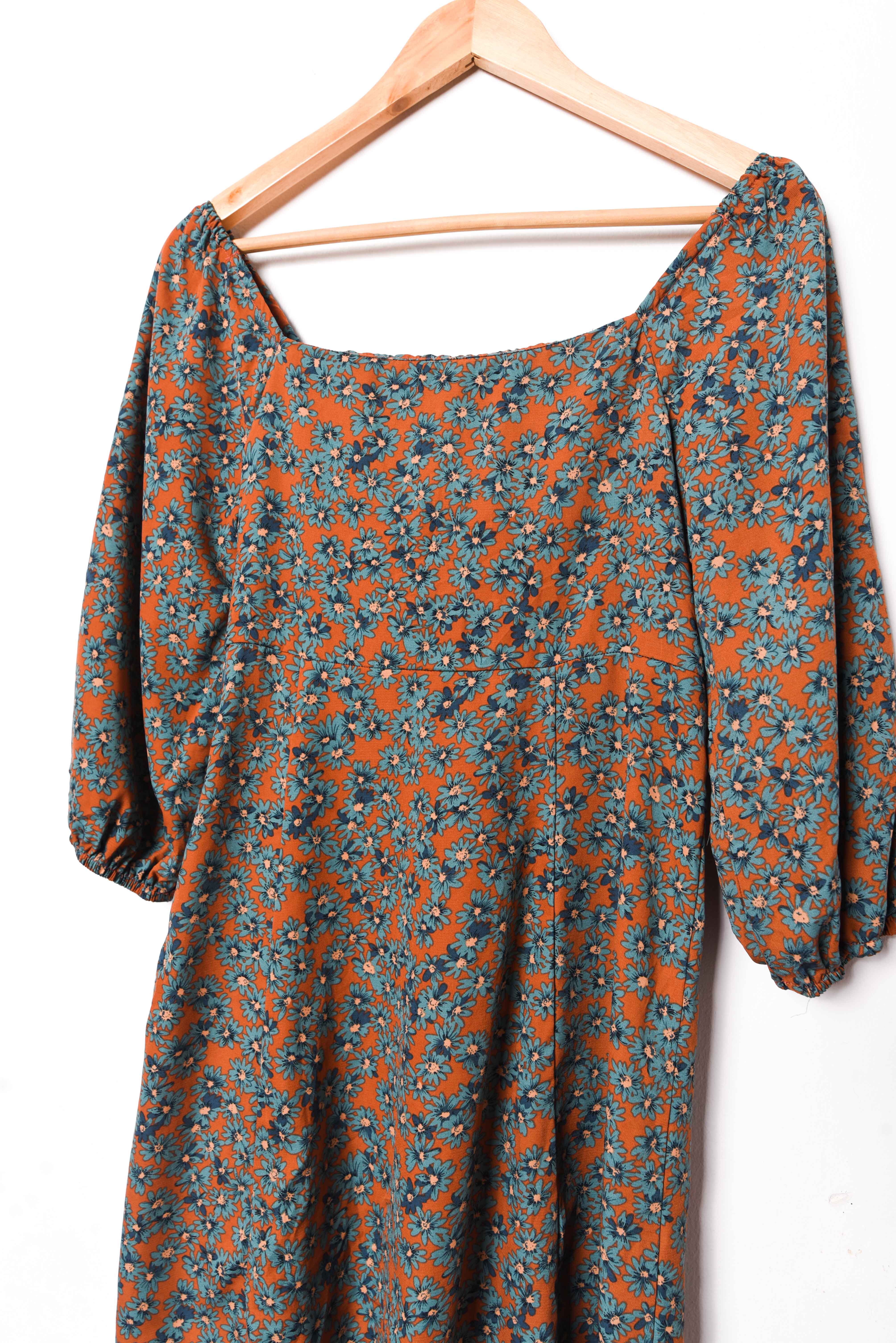 Vestido granate floral nudo