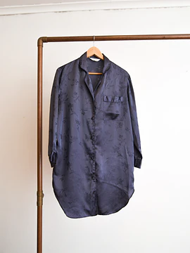 Blusa lencera satín azul piedra