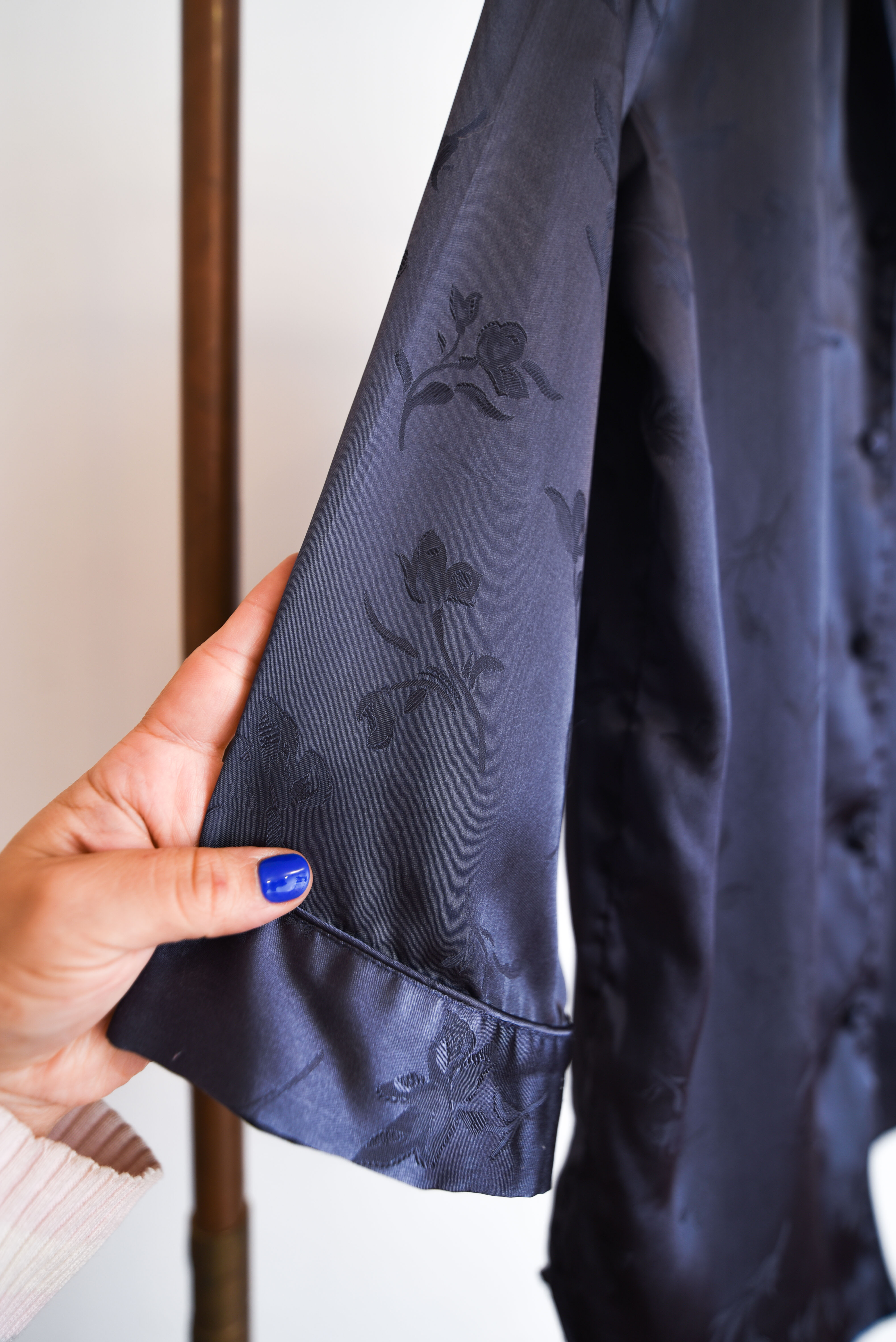 Blusa lencera satín azul piedra