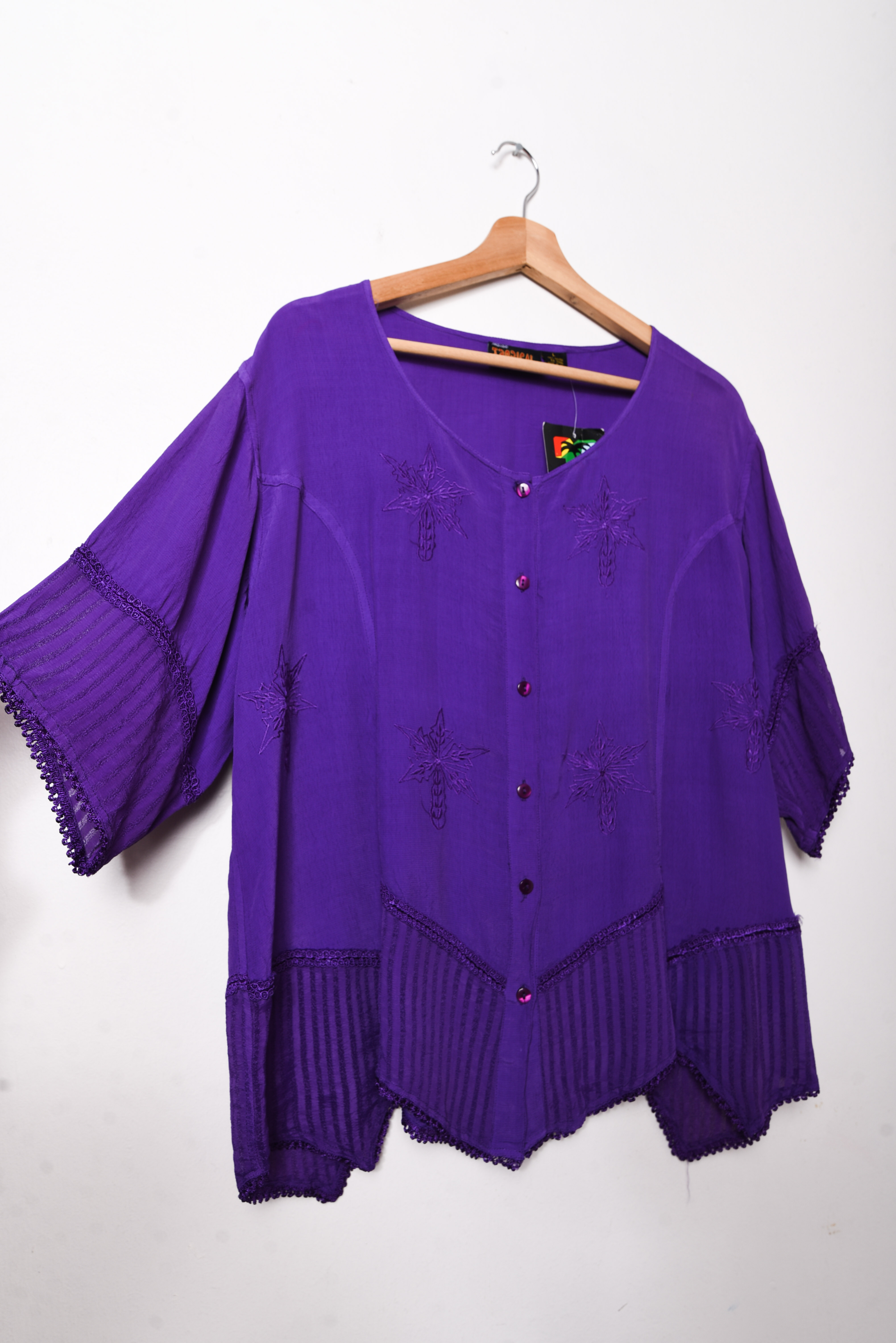 Blusa morada bordada