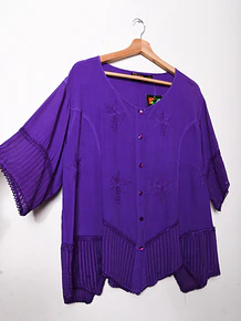 Blusa morada bordada
