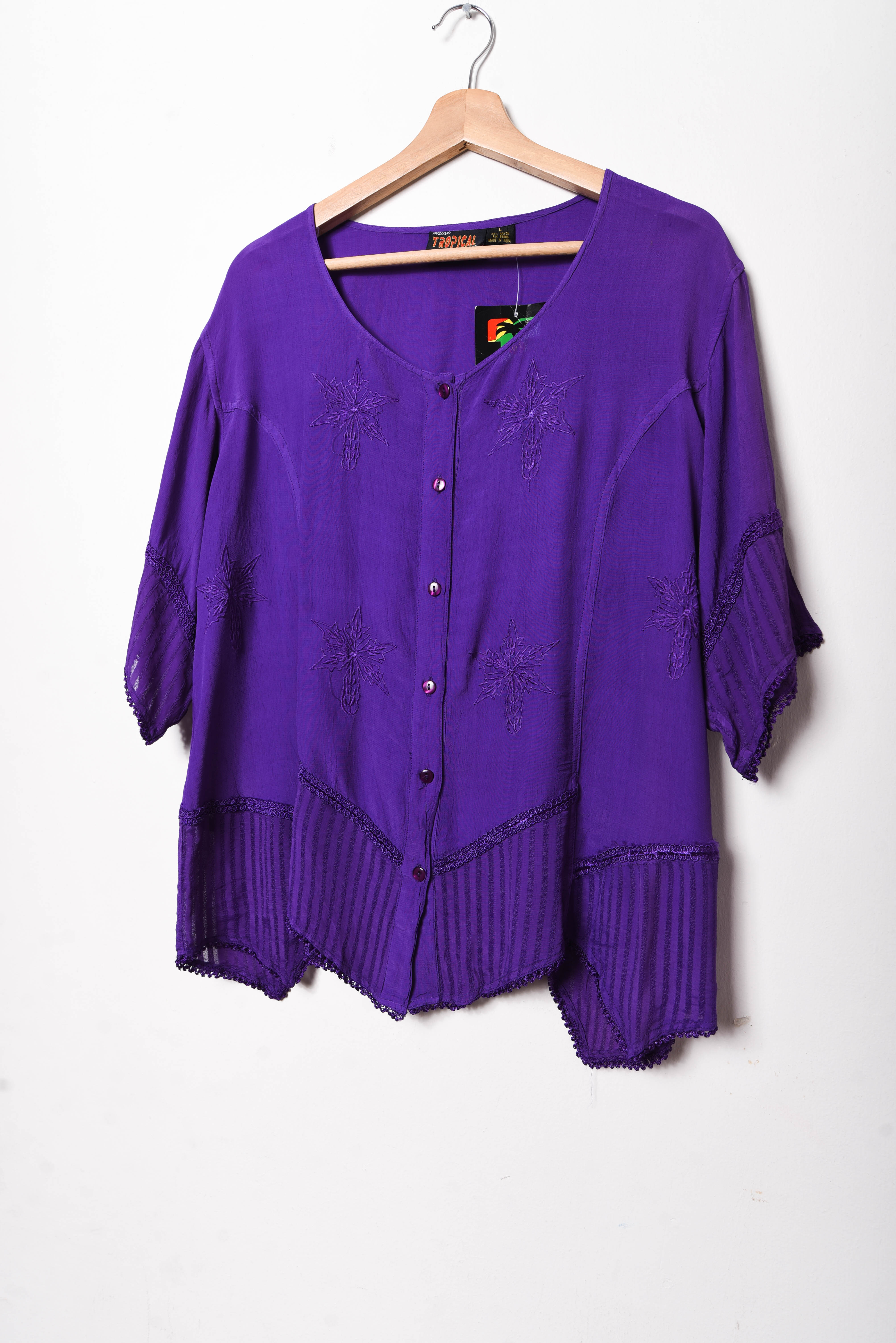 Blusa morada bordada