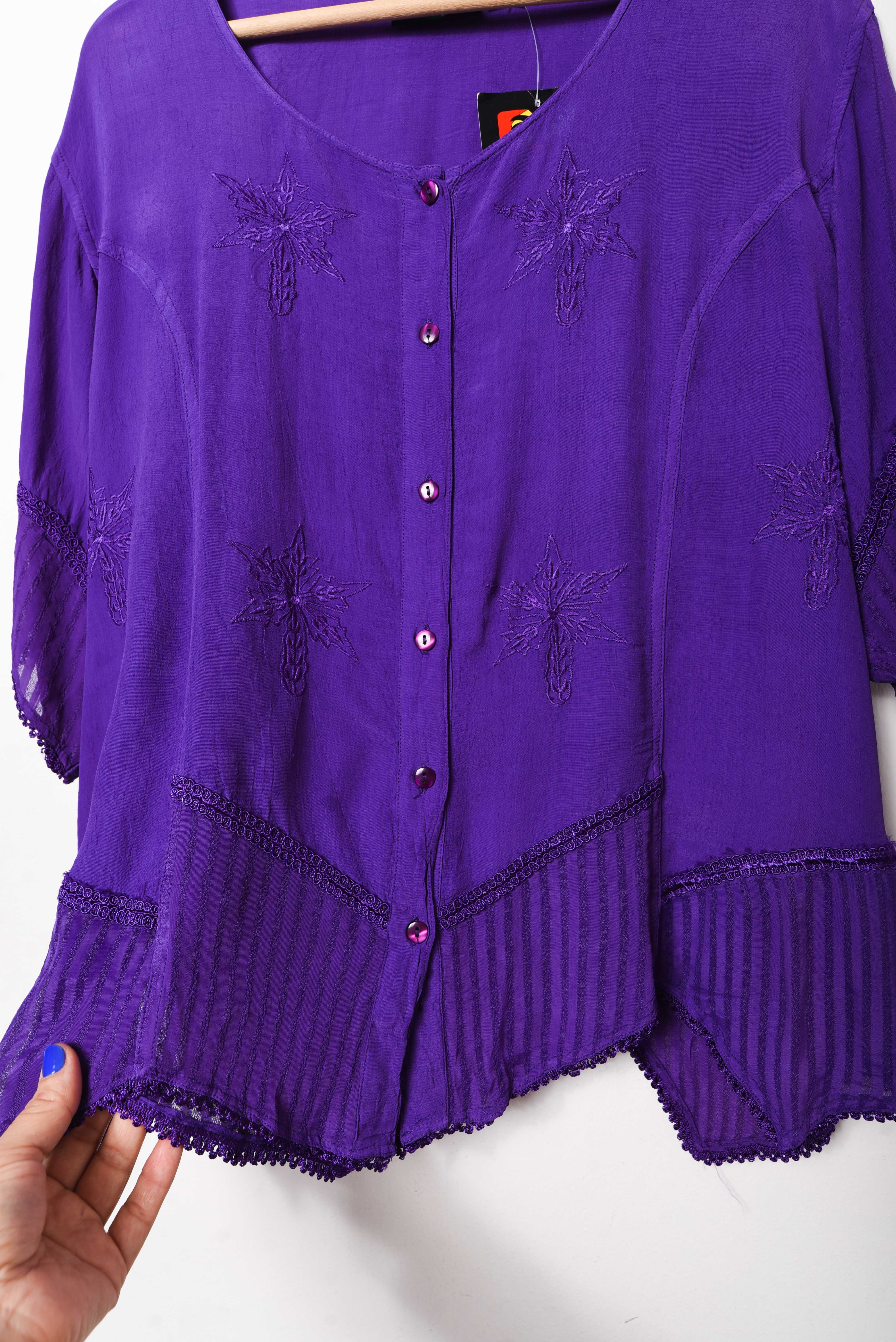 Blusa morada bordada