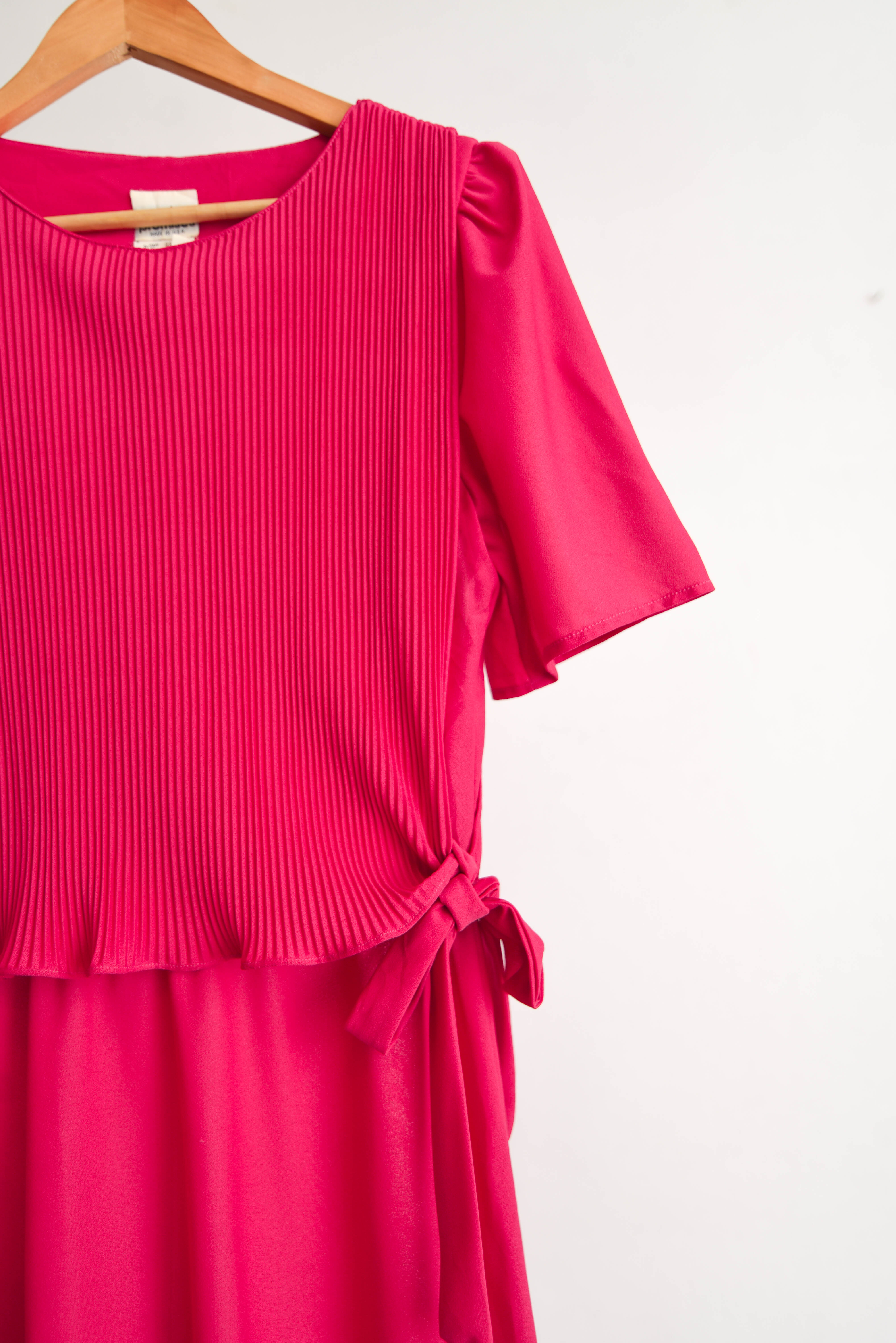 Vestido magenta plisado 80s