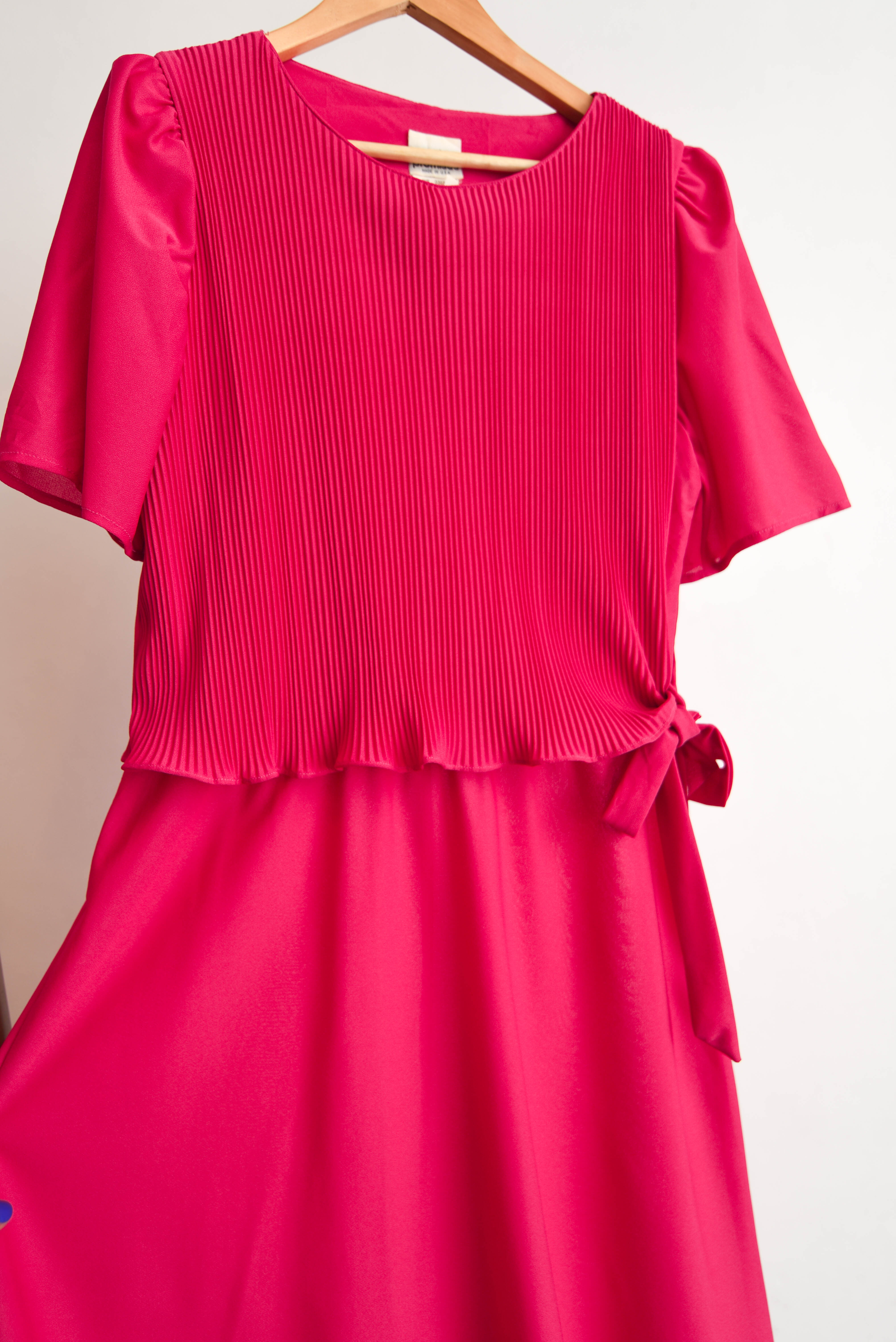 Vestido magenta plisado 80s