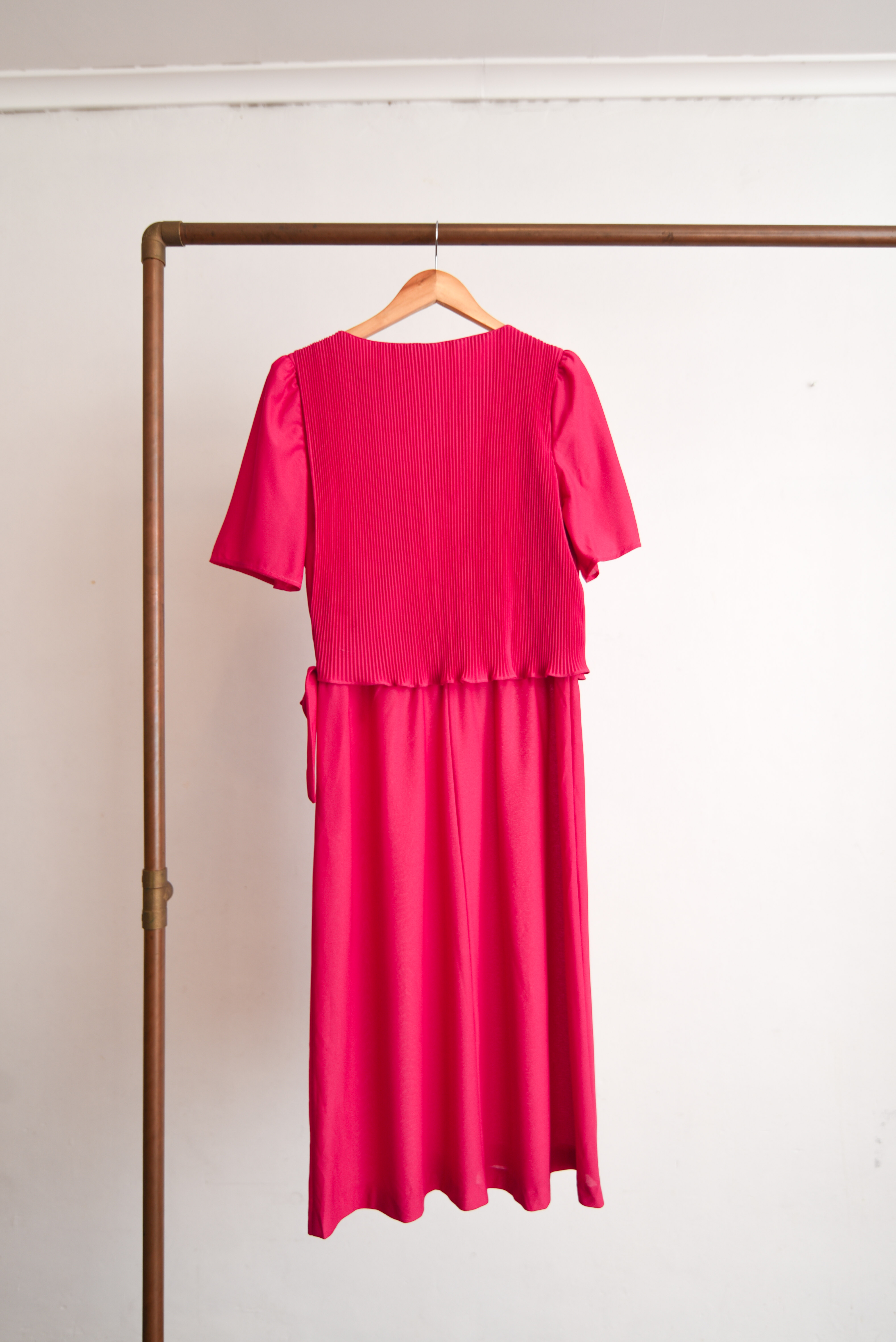 Vestido magenta plisado 80s