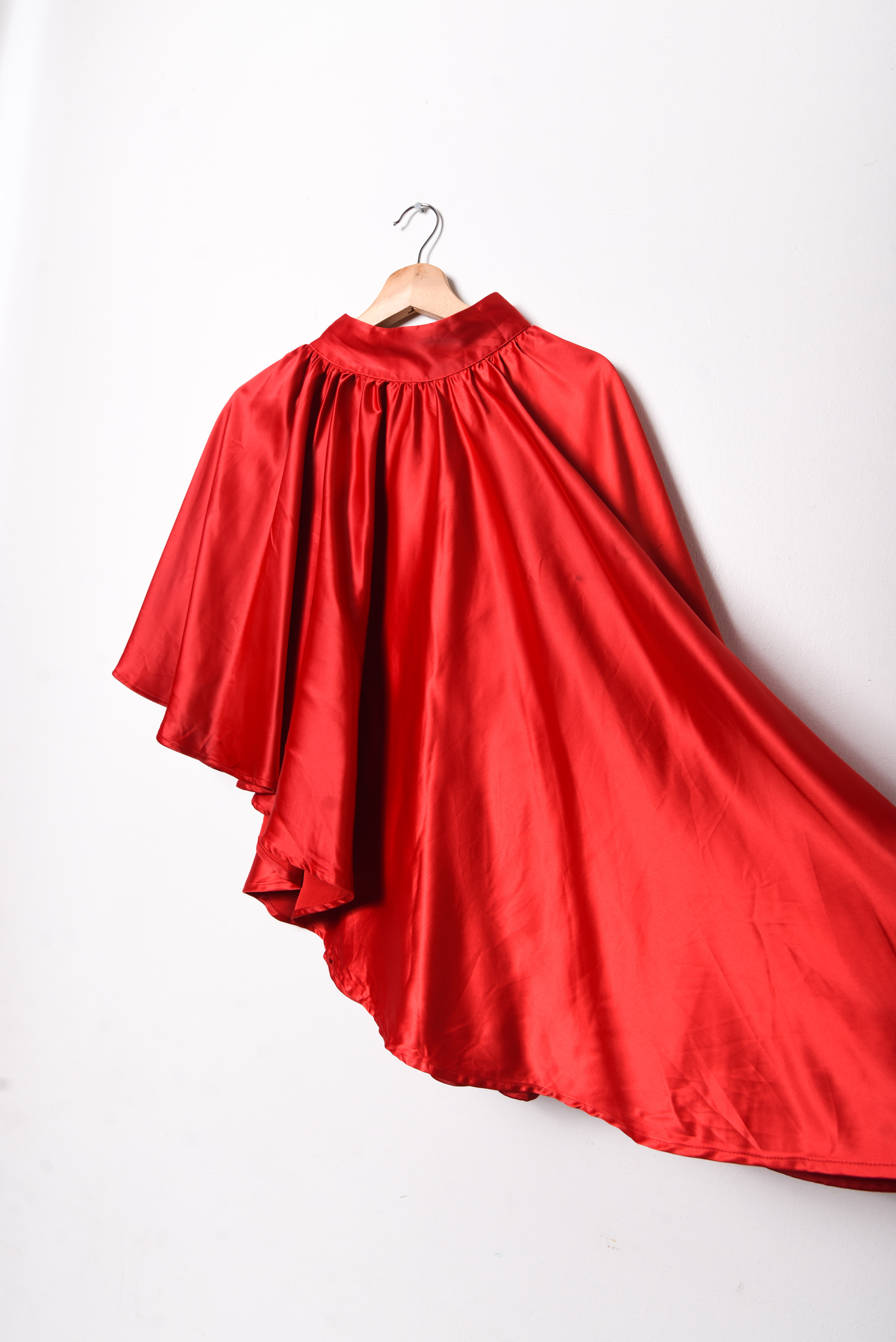 Capa roja satín asimétrica