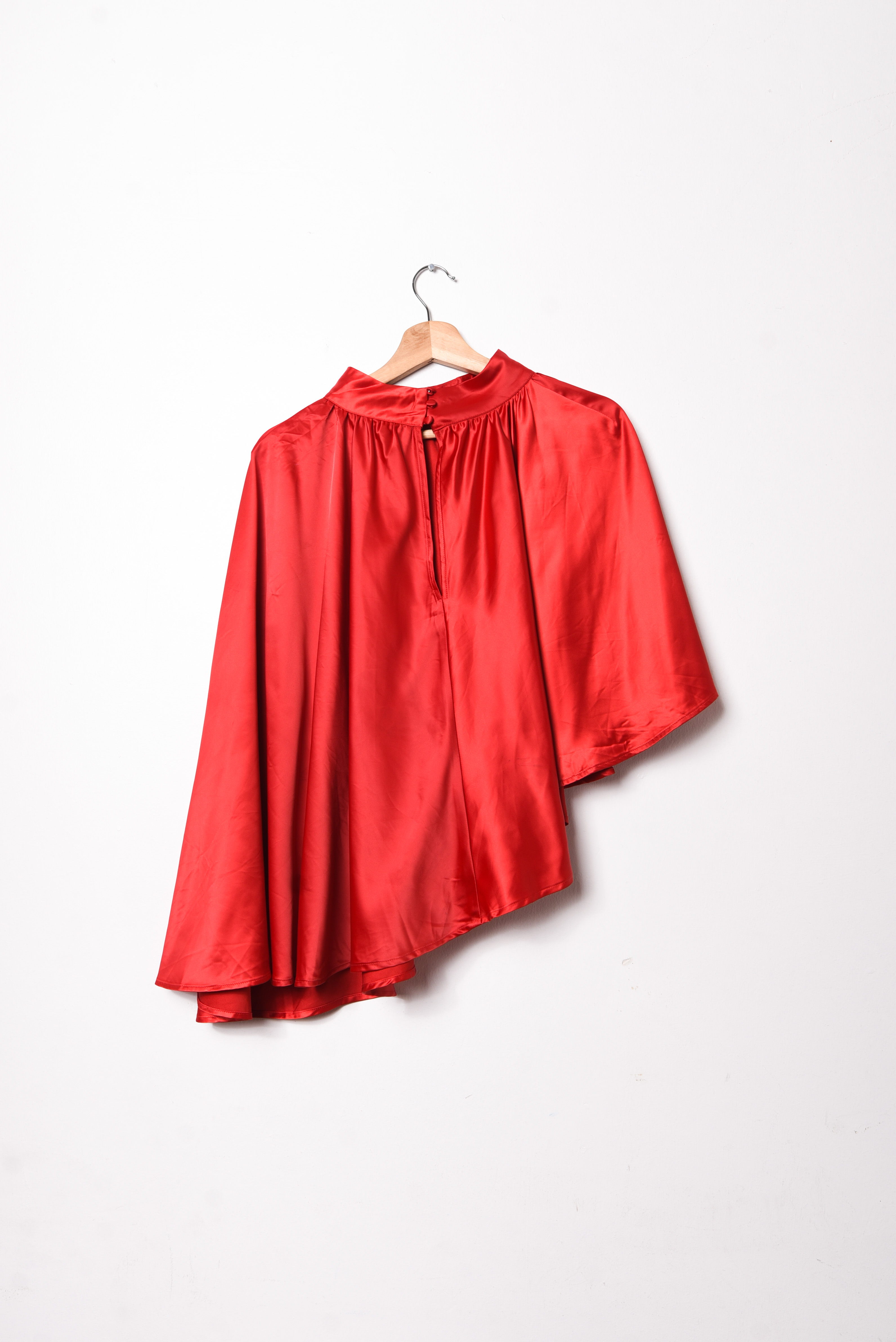 Capa roja satín asimétrica