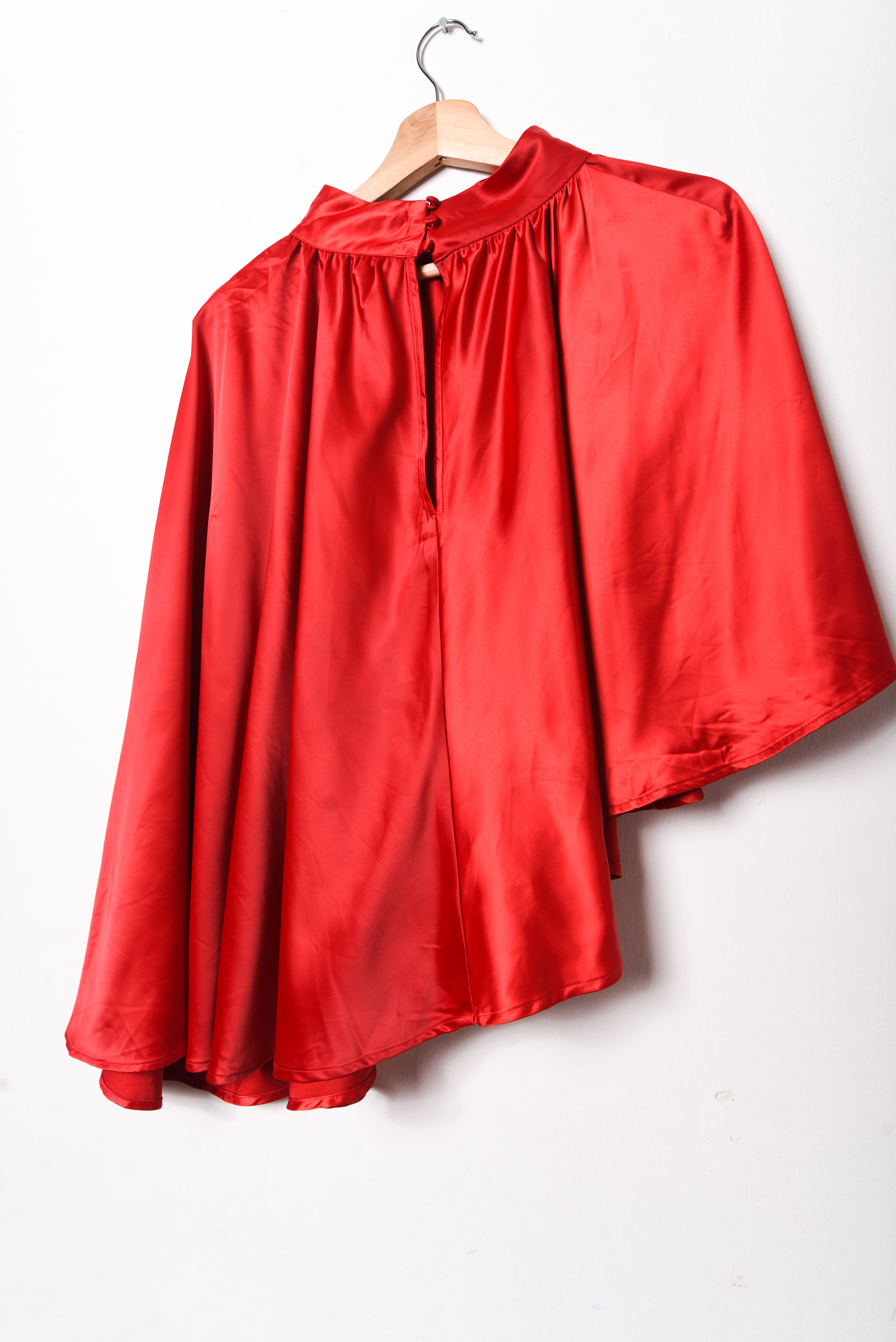 Capa roja satín asimétrica
