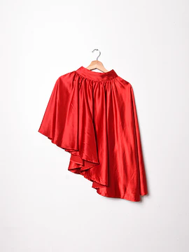 Capa roja satín asimétrica