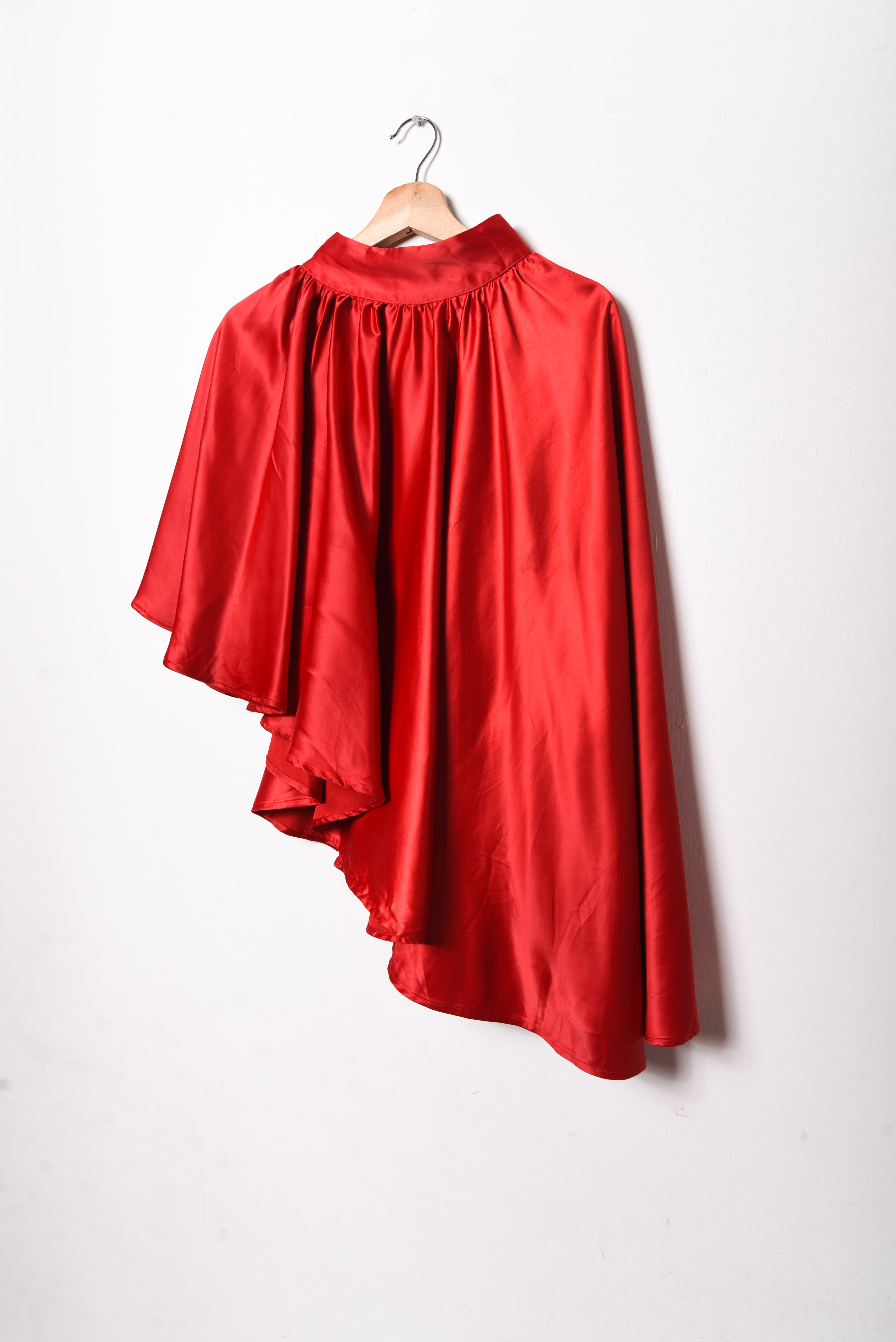 Capa roja satín asimétrica