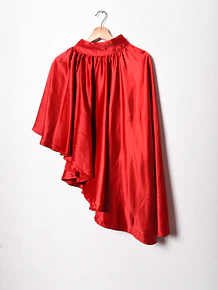 Capa roja satín asimétrica