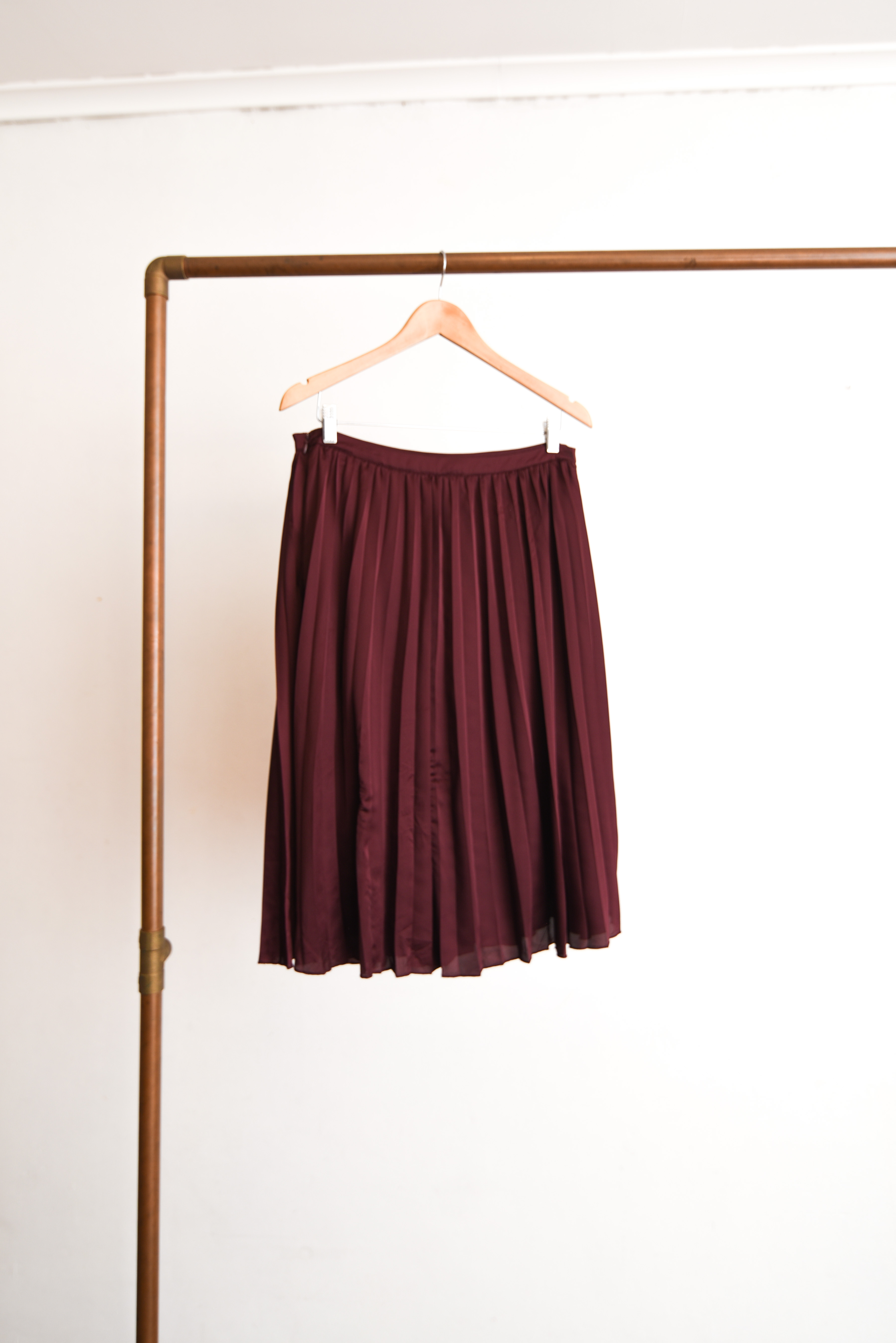 Falda midi burdeo plisada satín