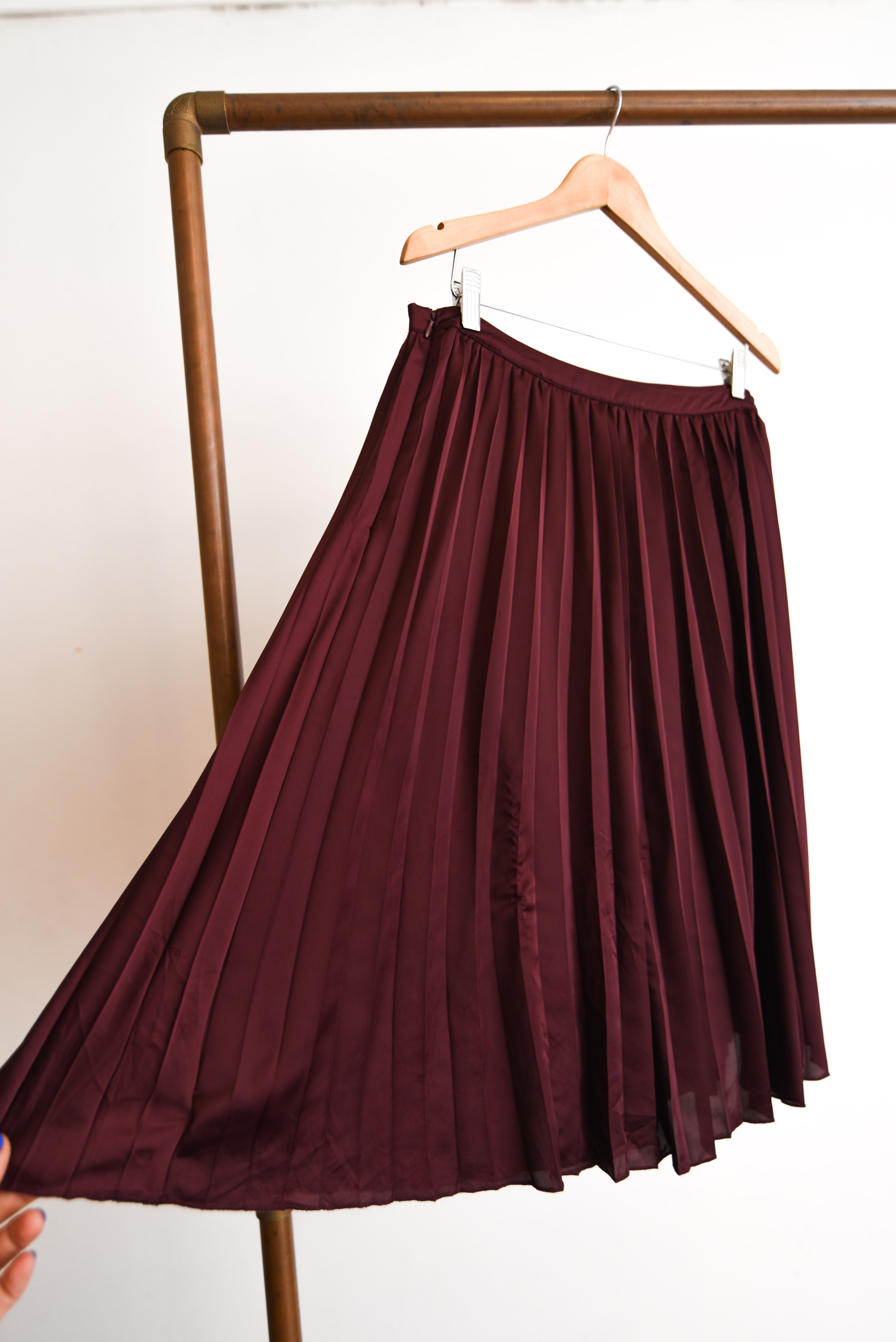 Falda midi burdeo plisada satín