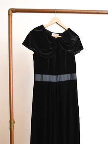 Vestido negro plush cuellito vntg