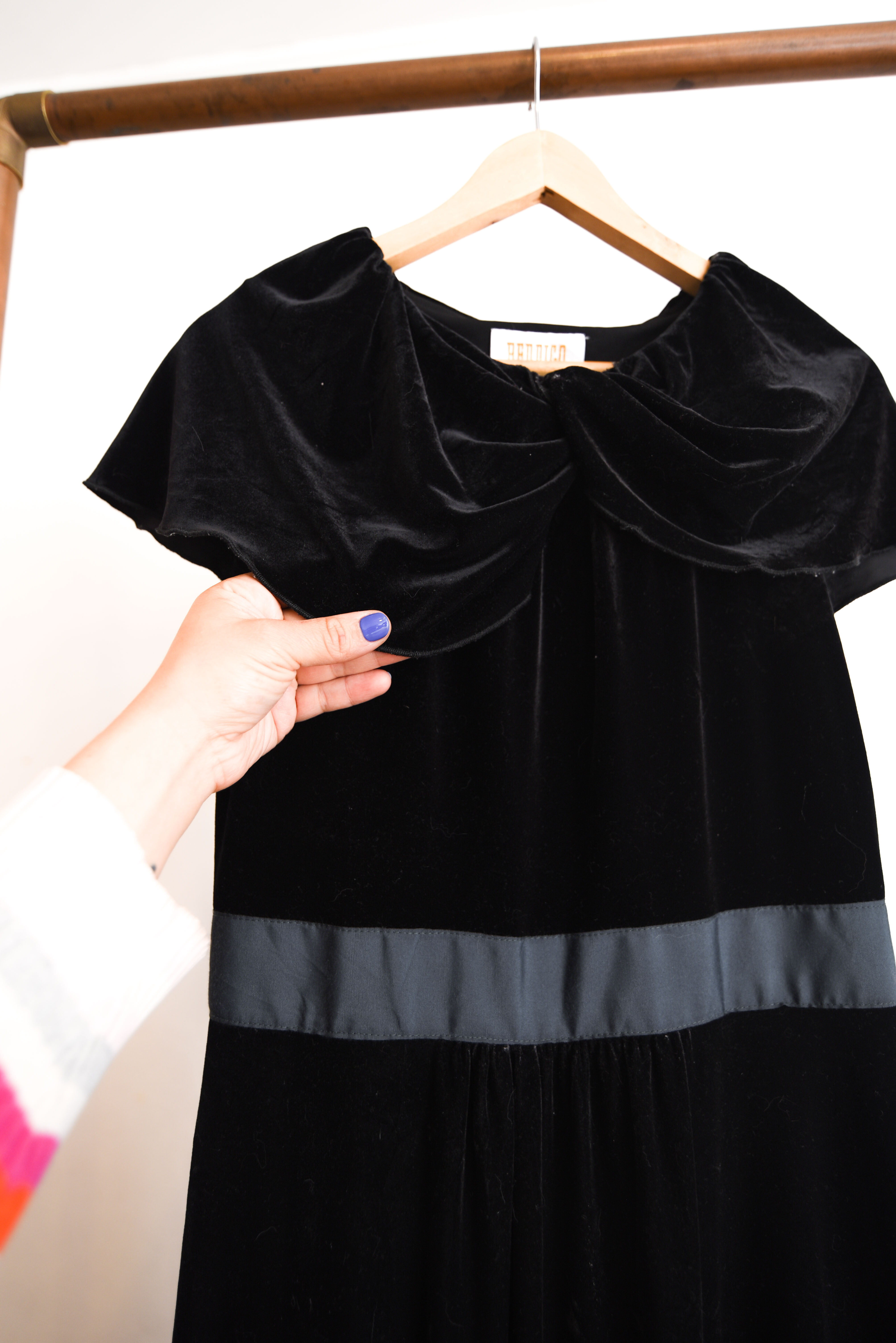 Vestido negro plush cuellito vntg