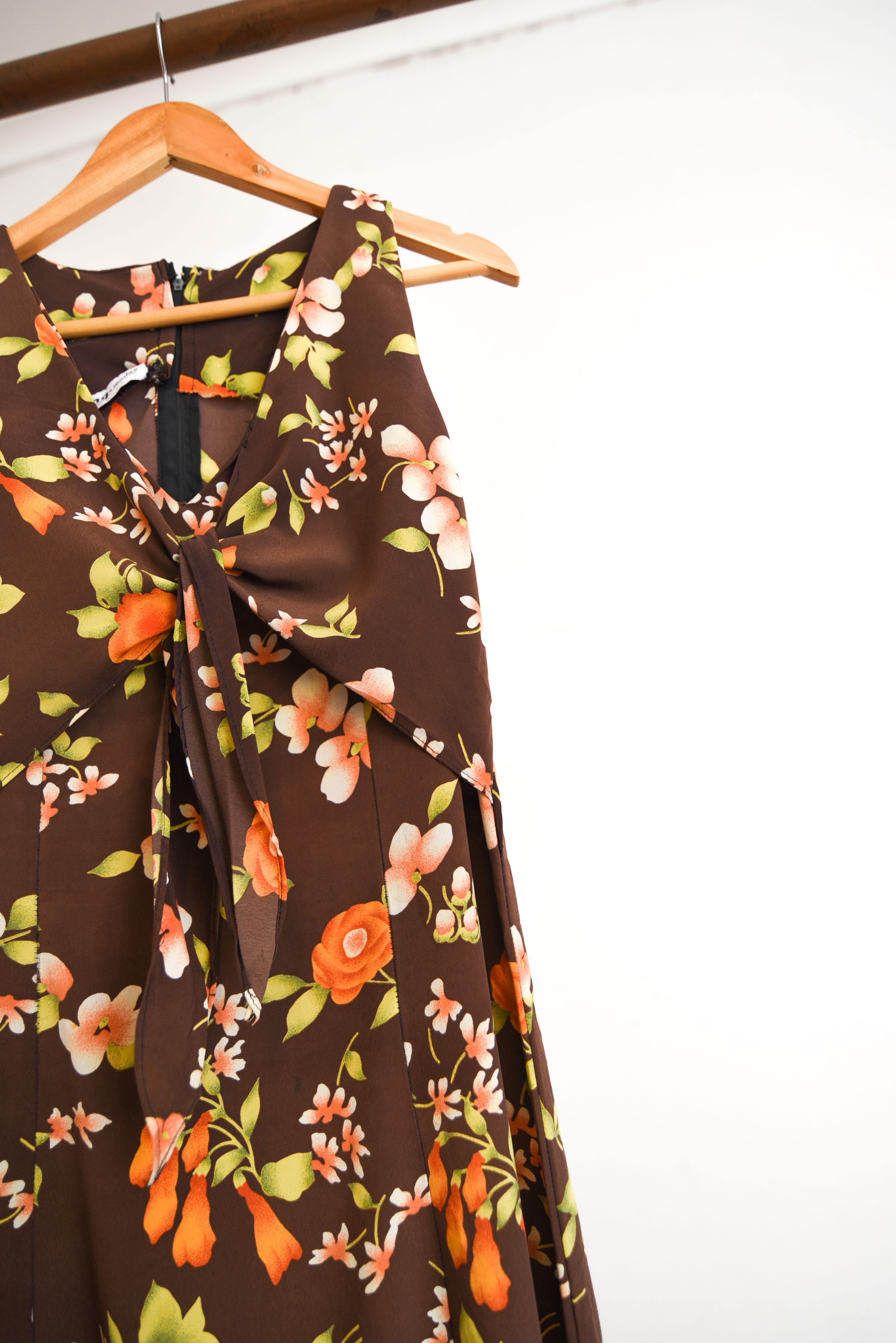 Vestido café floral nudo 90s