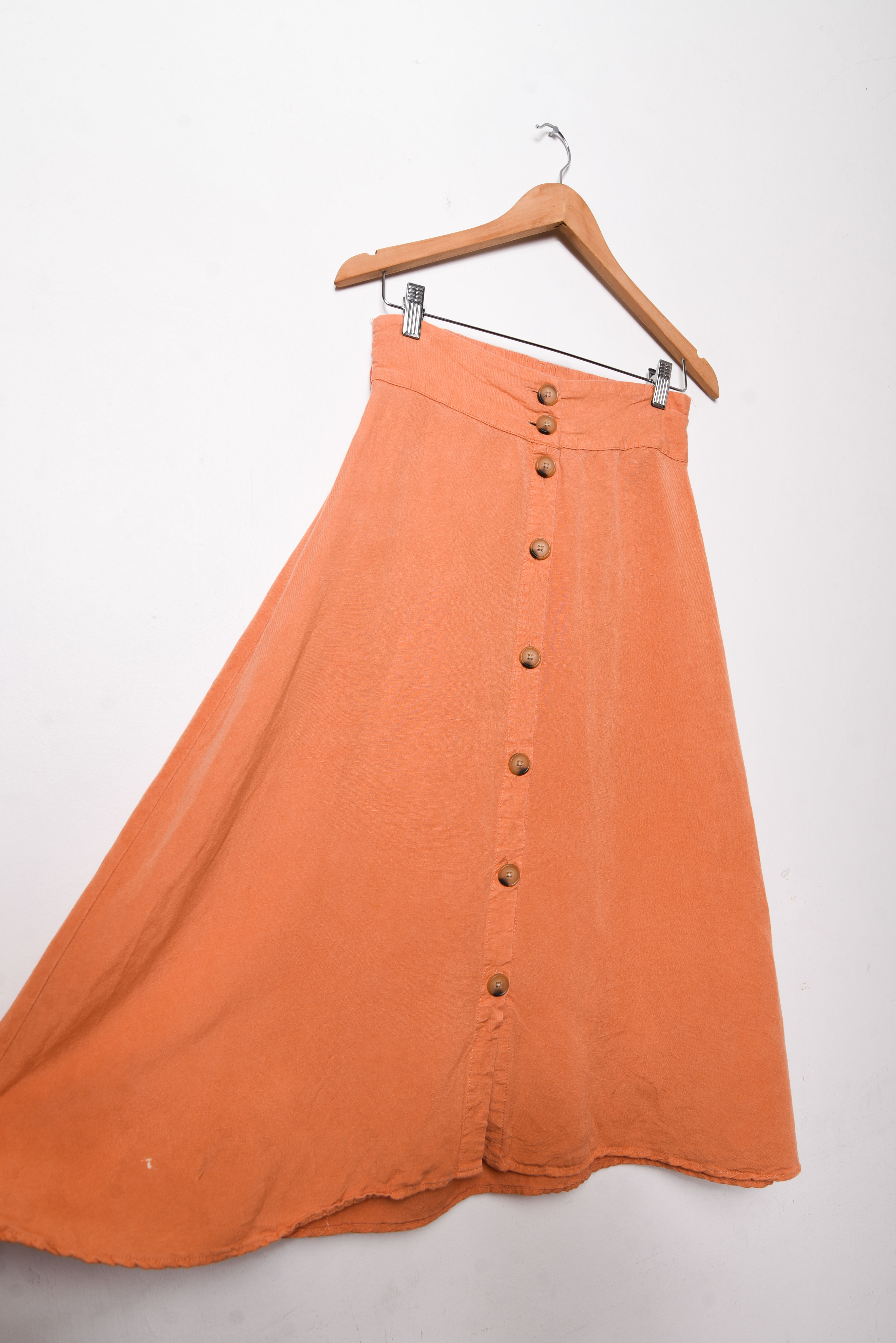 Falda naranja botones lino