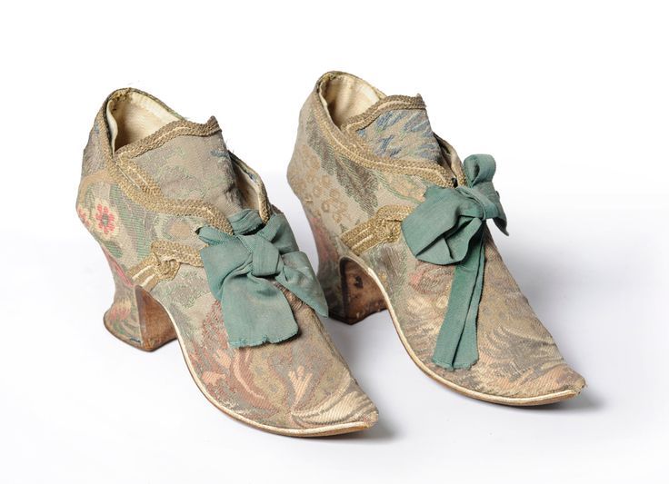 Fact: Hasta el siglo XIX los zapatos para ambos pies eran iguales