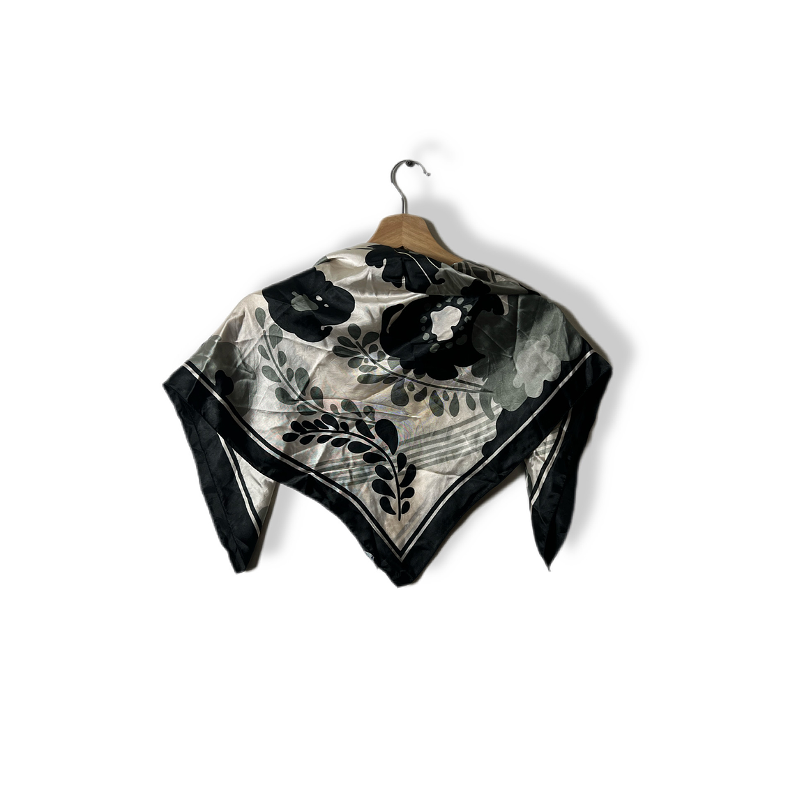 Pañuelo flores escala de grises  2