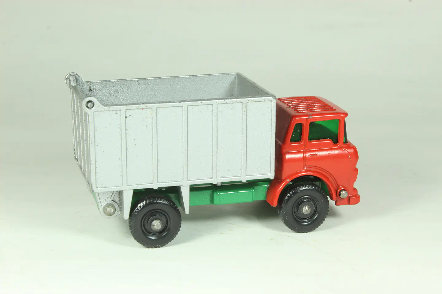 Matchbox Regular Wheels N° 26 GMC Tipper Truck England 2