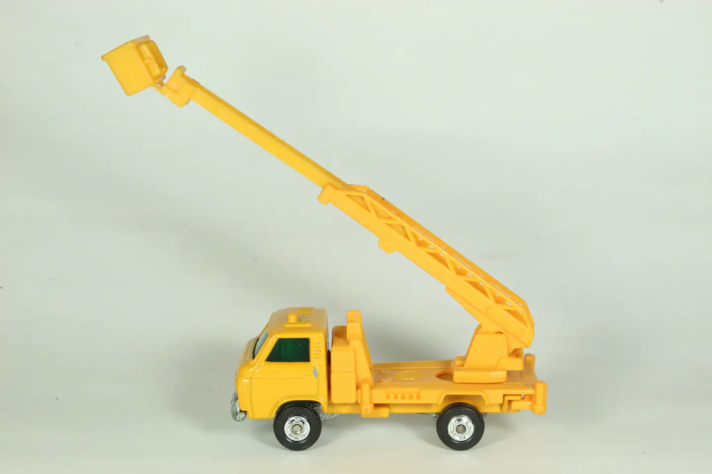 Tomica No. 88 Nissan Caball Skymaster Japan 4