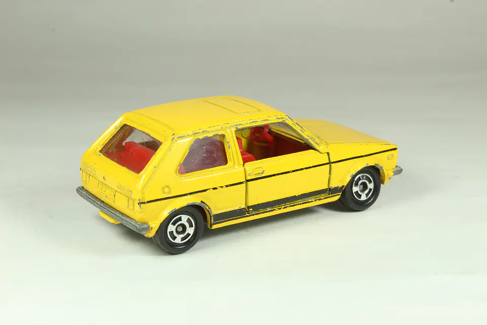 Tomica No. F5 Volkswagen Golf GLE 2
