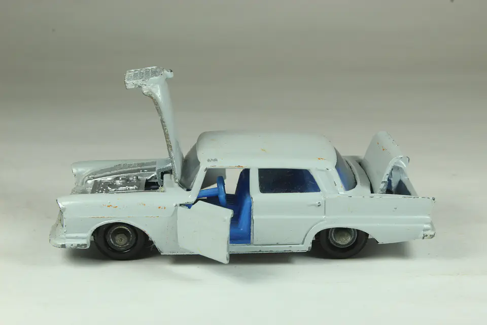Lonestar Mercedes Benz 220 SE England 3