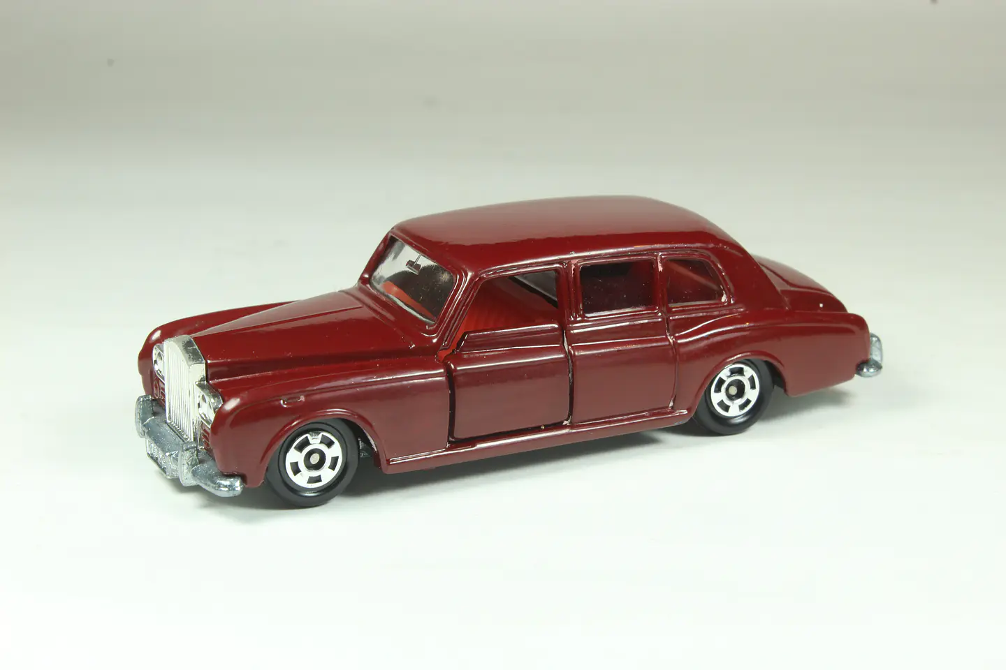 Tomica No. F6 Rolls-Royce Phantom VI Japan 1