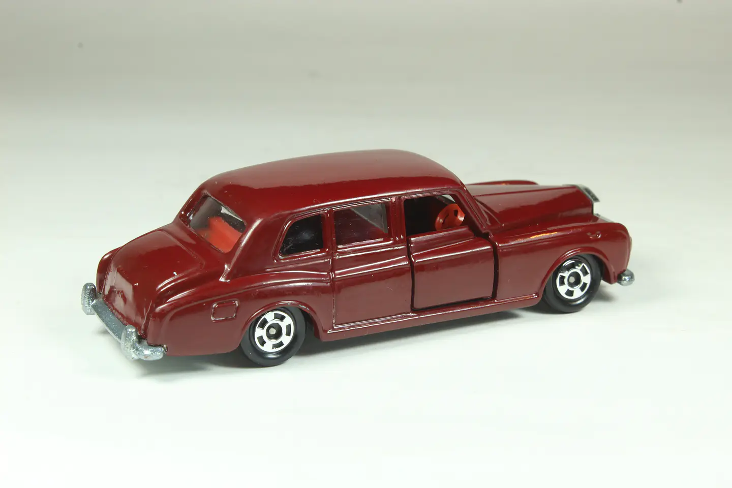 Tomica No. F6 Rolls-Royce Phantom VI Japan 2