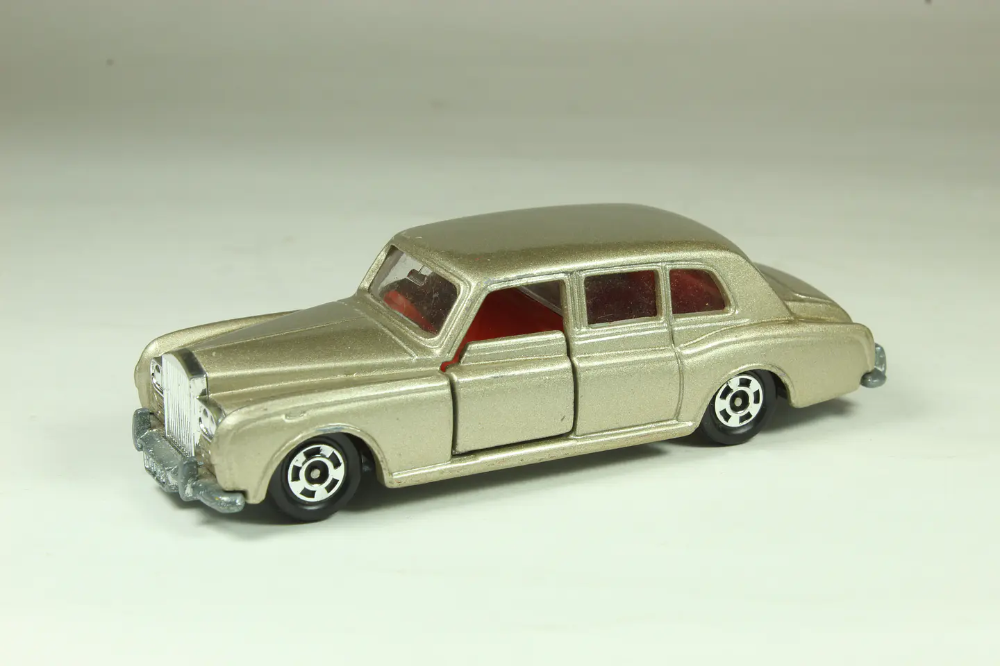 Tomica No. F6 Rolls-Royce Phantom VI Japan 4