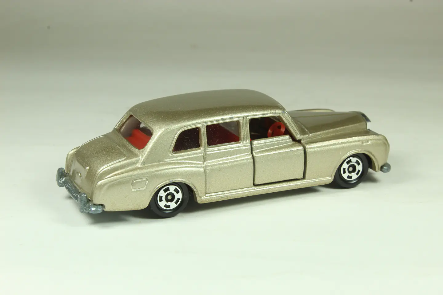 Tomica No. F6 Rolls-Royce Phantom VI Japan 5
