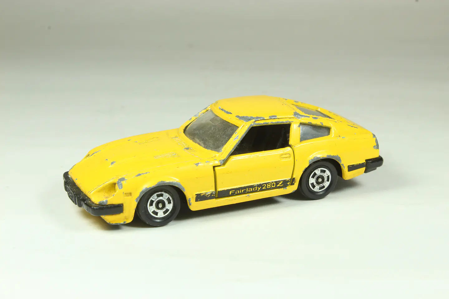 Tomica No. 15 Nissan Fairlady 280Z-T Japan 1