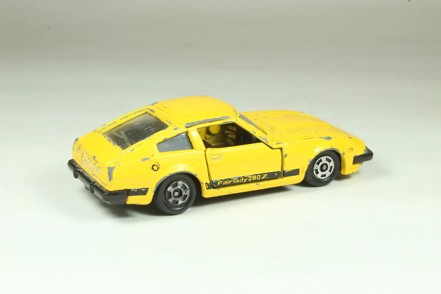 Tomica No. 15 Nissan Fairlady 280Z-T Japan 2