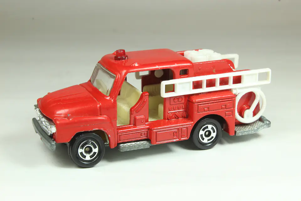 Tomica No. 68 Isuzu Pump Fire Engine Japan 1