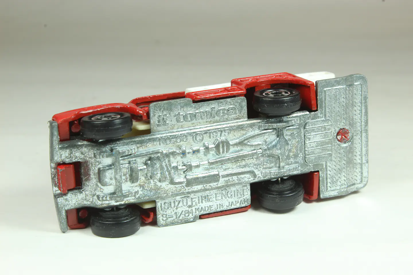 Tomica No. 68 Isuzu Pump Fire Engine Japan 3