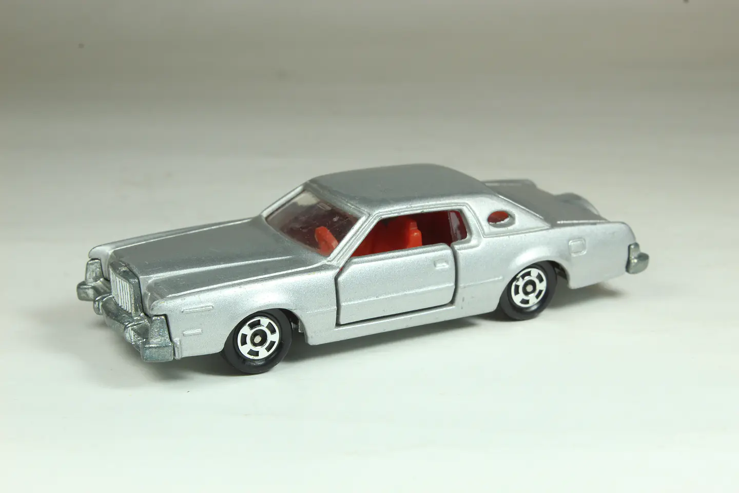 Tomica No. F4 Ford Continental Mk-IV Japan 4