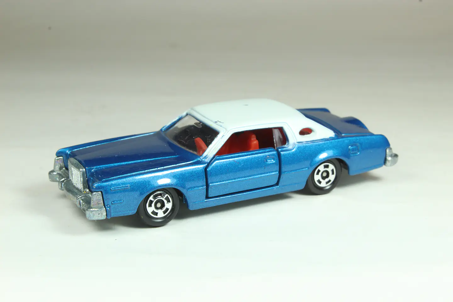 Tomica No. F4 Ford Continental Mk-IV Japan 1