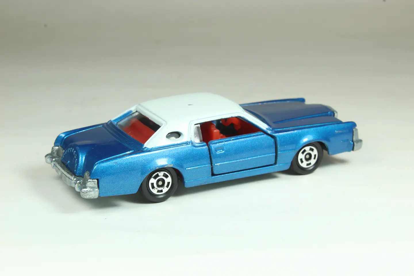 Tomica No. F4 Ford Continental Mk-IV Japan 2