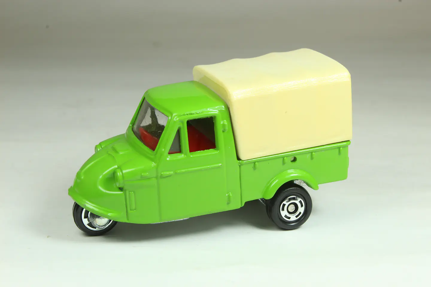 Tomica No. 21 Daihatsu Midget Japan — foto 1 de 3