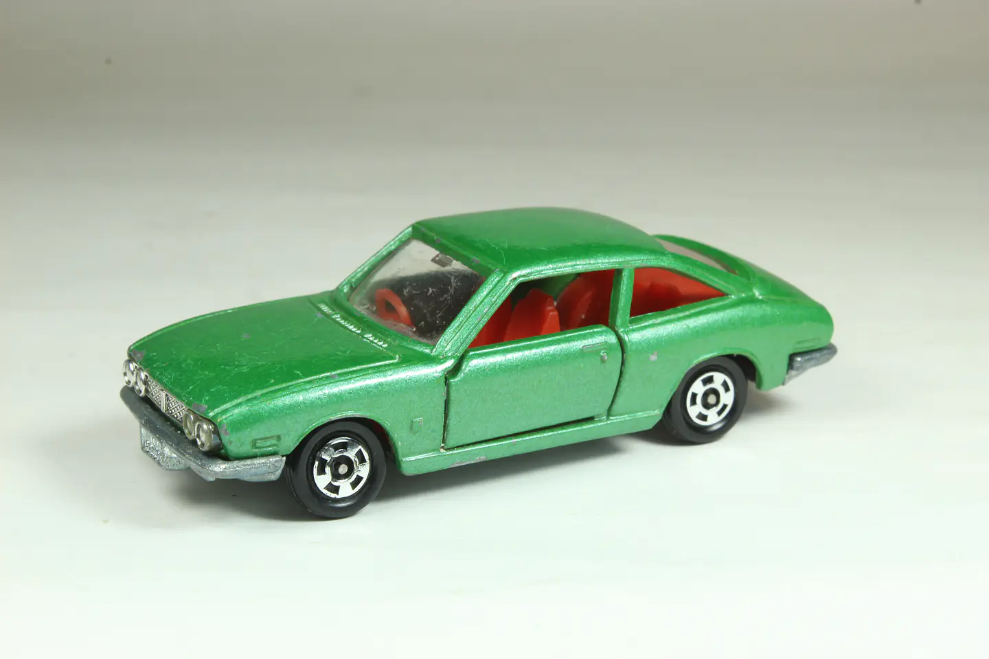 Tomica No. 10 Isuzu 117 Coupe 1800XE Japan — foto 1 de 3