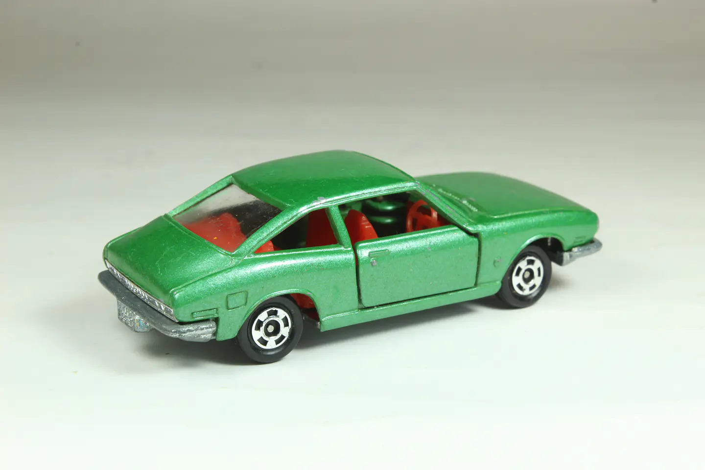 Tomica No. 10 Isuzu 117 Coupe 1800XE Japan — foto 2 de 3