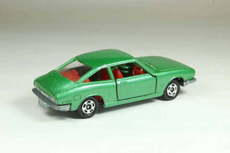Tomica No. 10 Isuzu 117 Coupe 1800XE Japan — foto 2 de 3