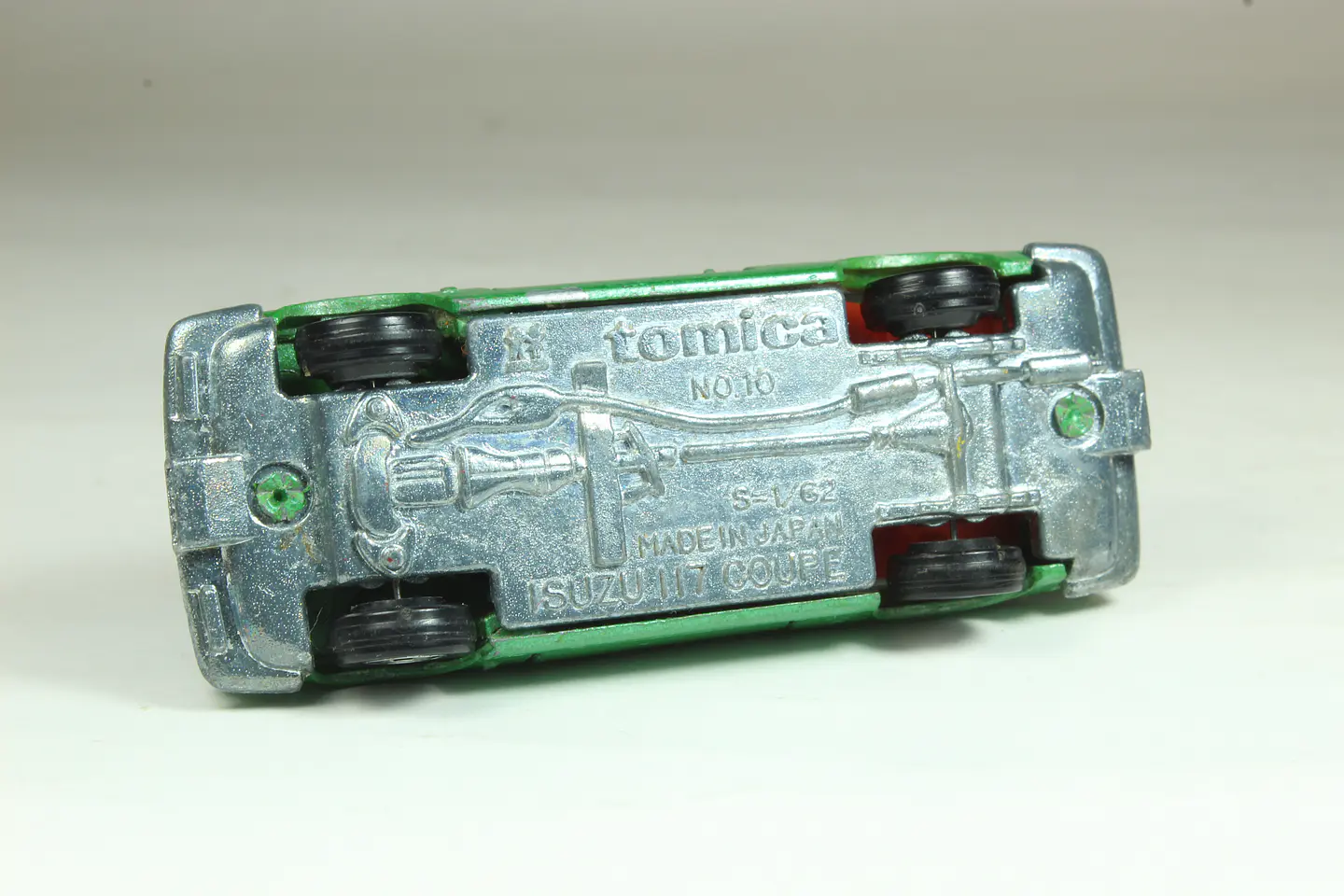 Tomica No. 10 Isuzu 117 Coupe 1800XE Japan — foto 3 de 3