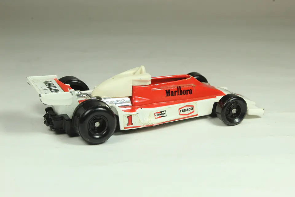Tomica No. F39 McLaren M26 Ford Japan — foto 2 de 3