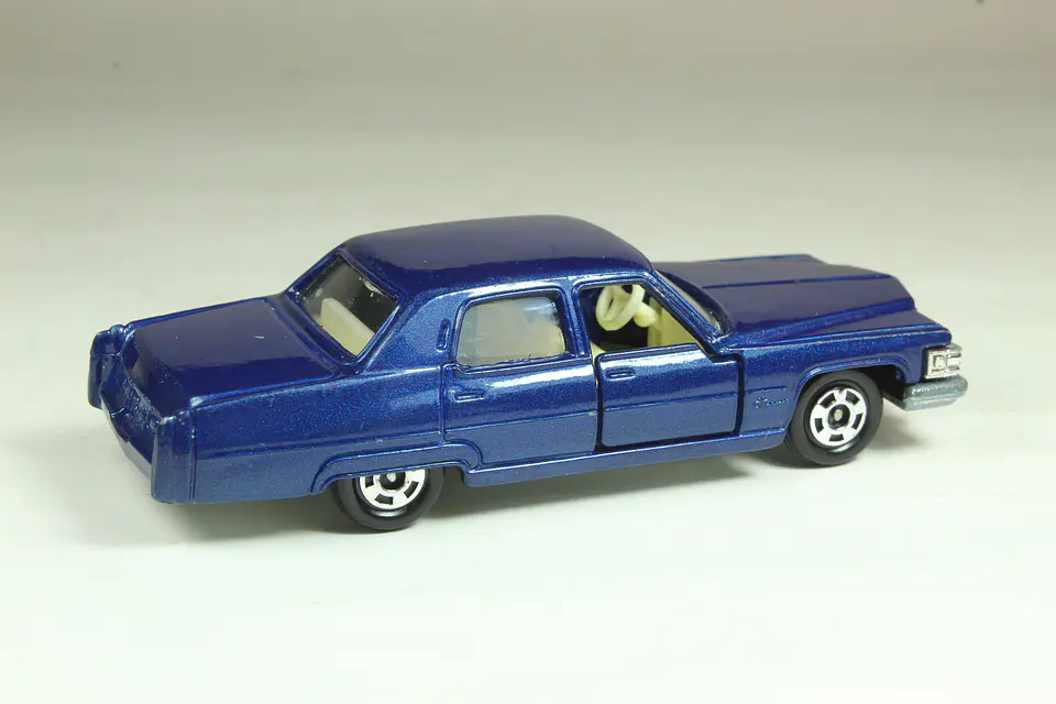 Tomica No. F2 Cadillac Fleetwood Brougham Japan (Azul) — foto 2 de 2